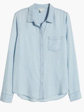 Caslon, Nordstrom Light Blue Chambray button down shirt women's, size M EUC